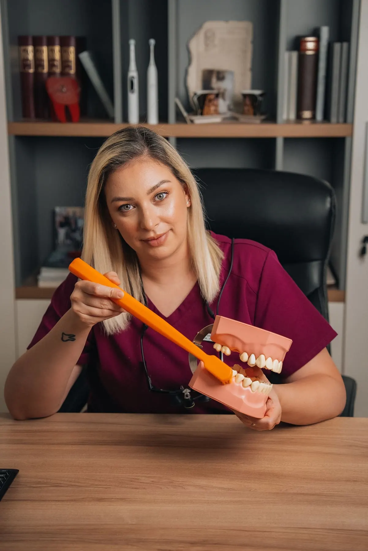 Consultation and decision-making pieces — Dentist explaining with a teeth model — Dr. Minea Gavran Liconga, Slovenia — Agency Verse