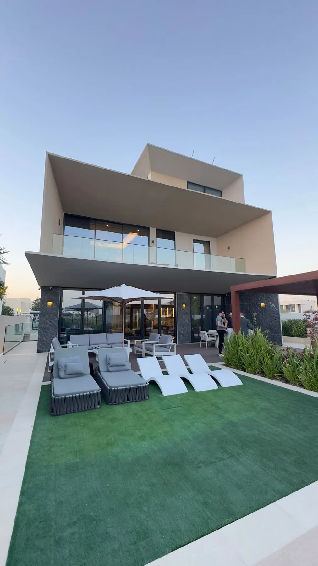 Modern villa with a garden and pool loungers — Petro Deluxe — Agency Verse