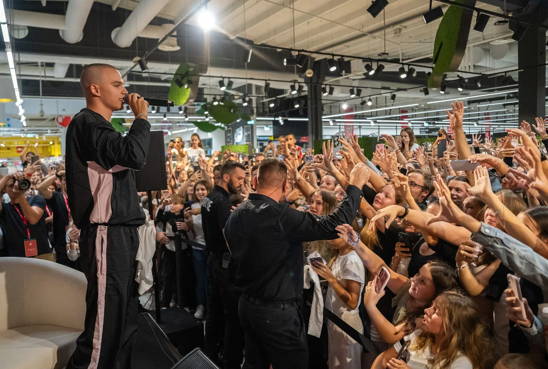 Voyage × Volim Tea — event photography, Mercator, Slovenia — Agency Verse (32 of 62)