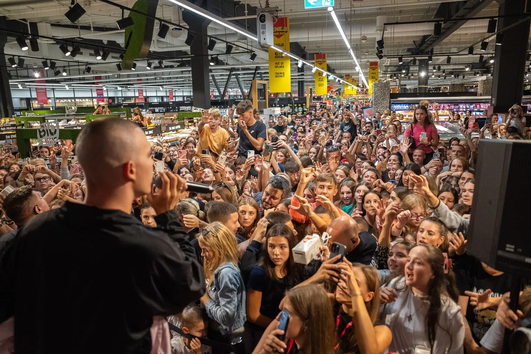 Voyage × Volim Tea — event photography, Mercator, Slovenia — Agency Verse (34 of 62)