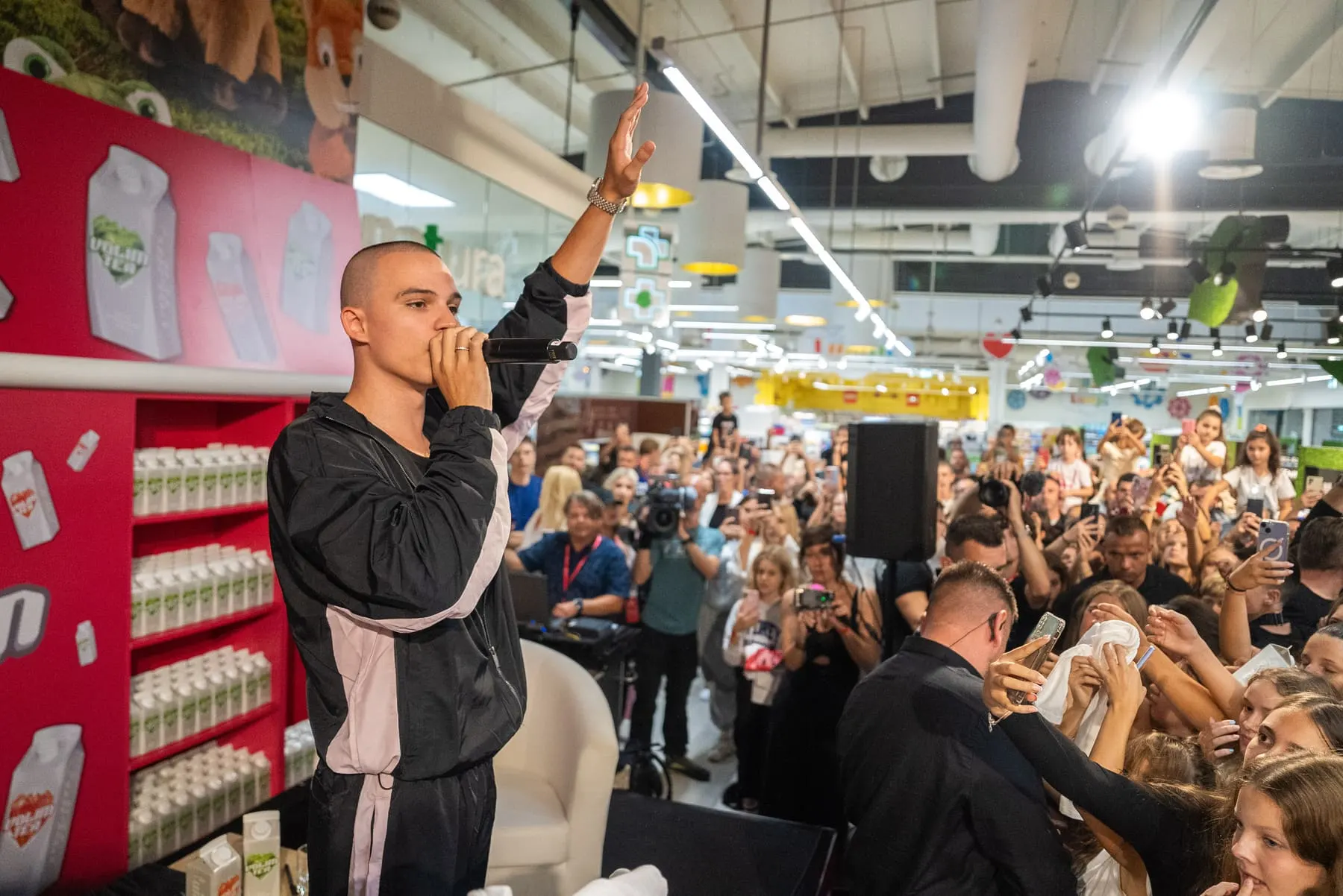 Voyage × Volim Tea — event photography, Mercator, Slovenia — Agency Verse (35 of 62)