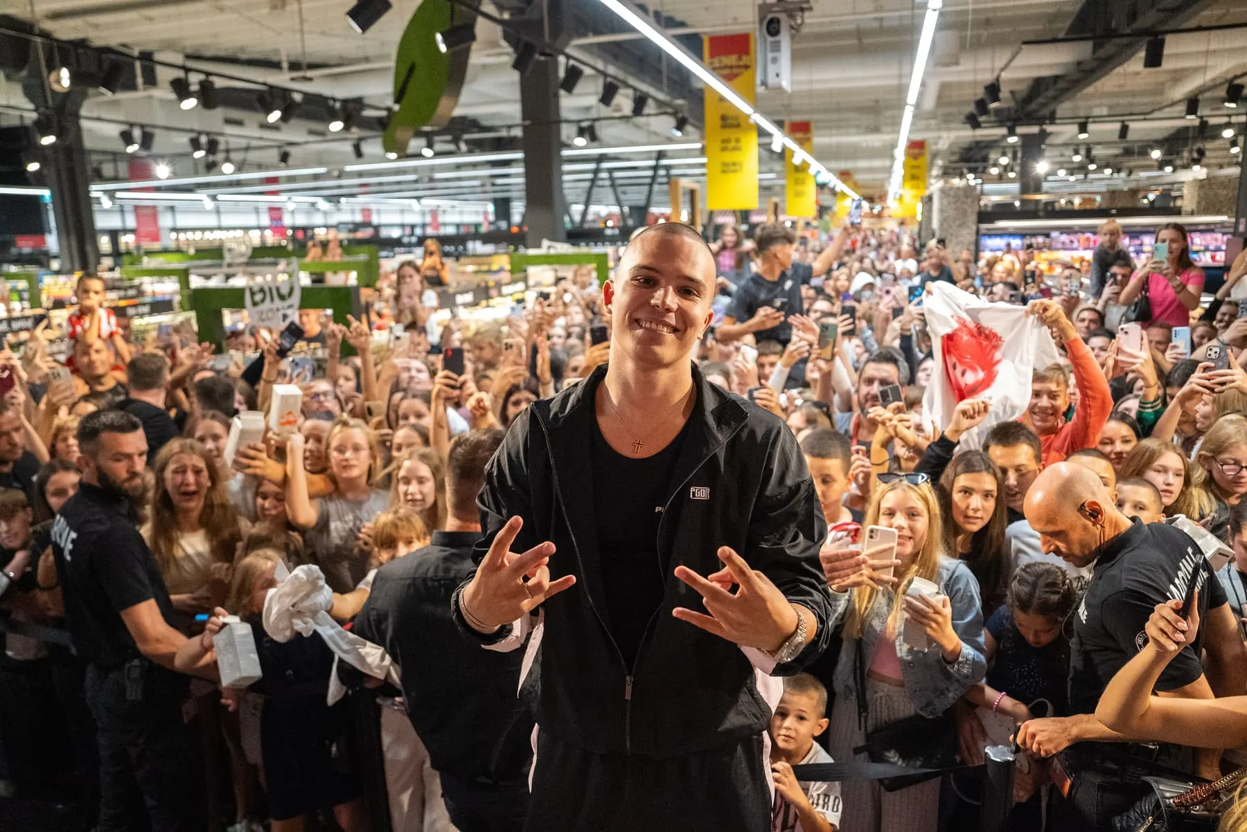 Voyage × Volim Tea — event photography, Mercator, Slovenia — Agency Verse (37 of 62)